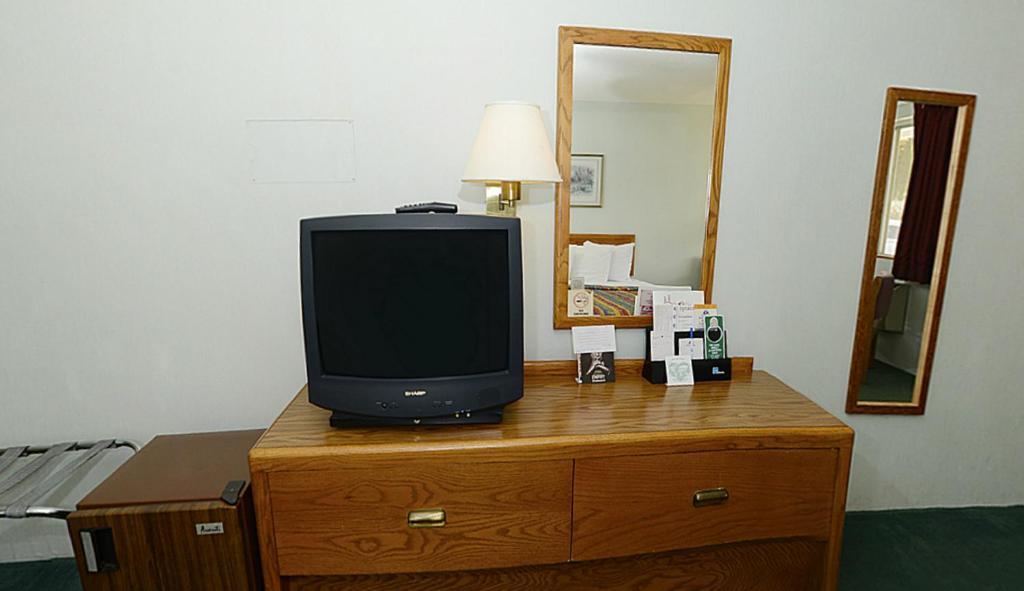 Americas Best Value Inn Saint Ignace Exteriör bild