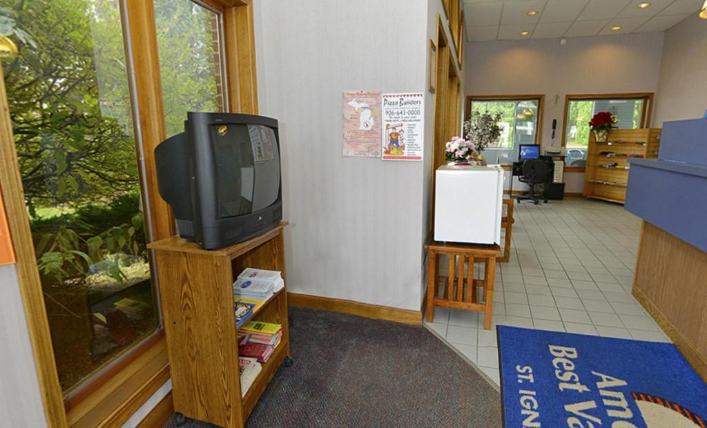 Americas Best Value Inn Saint Ignace Exteriör bild