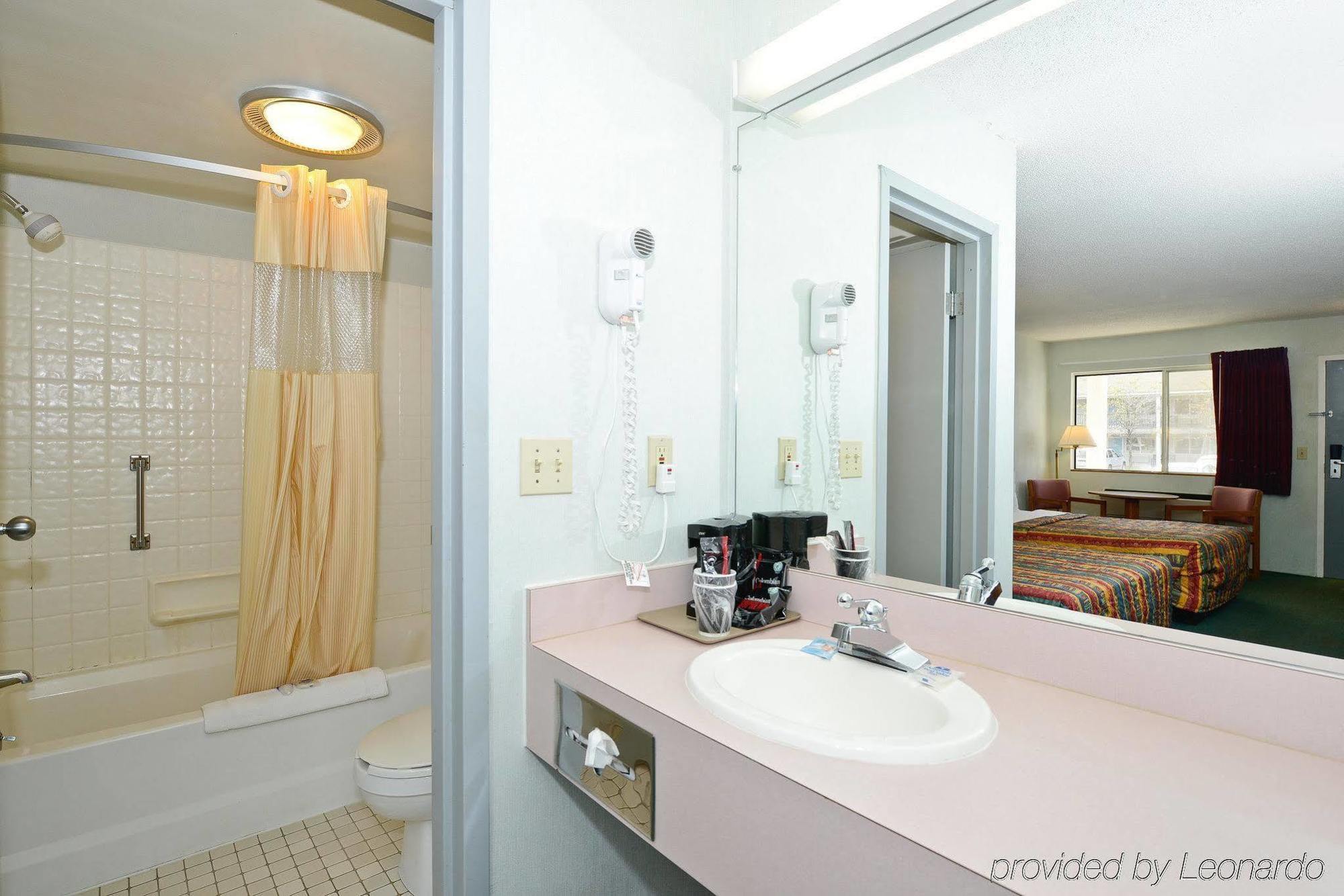 Americas Best Value Inn Saint Ignace Exteriör bild