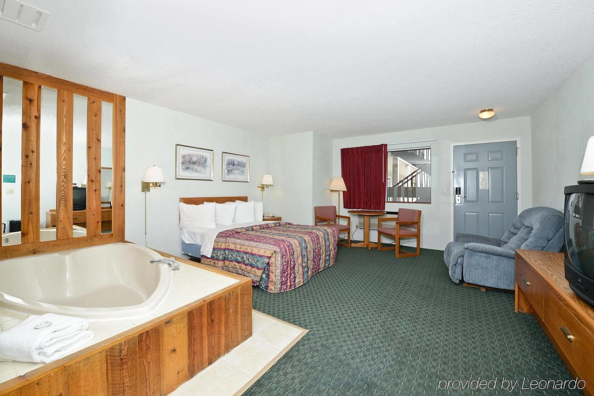 Americas Best Value Inn Saint Ignace Exteriör bild